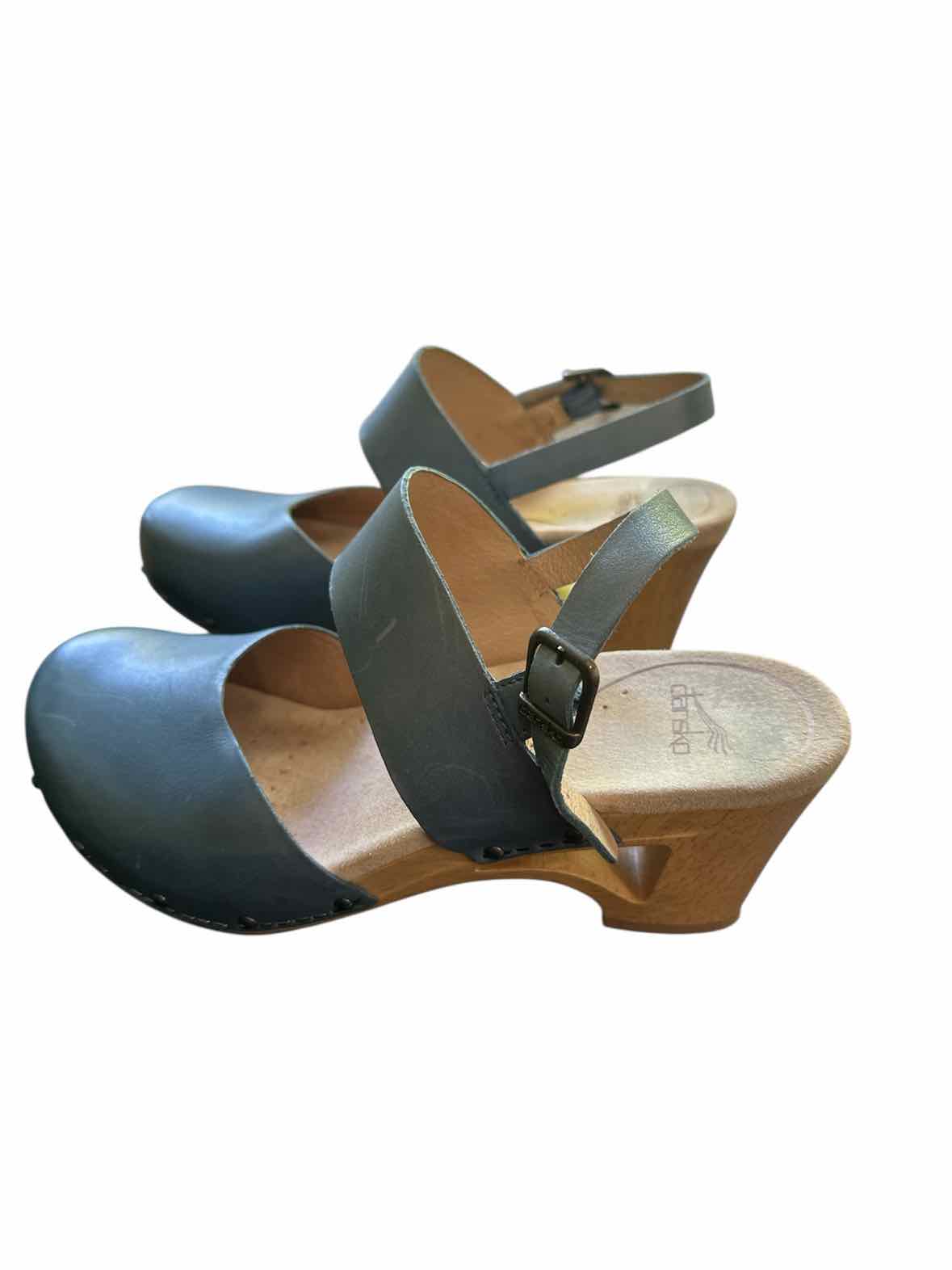 Dansko Shoe Size 9.5-10 Blue Clogs