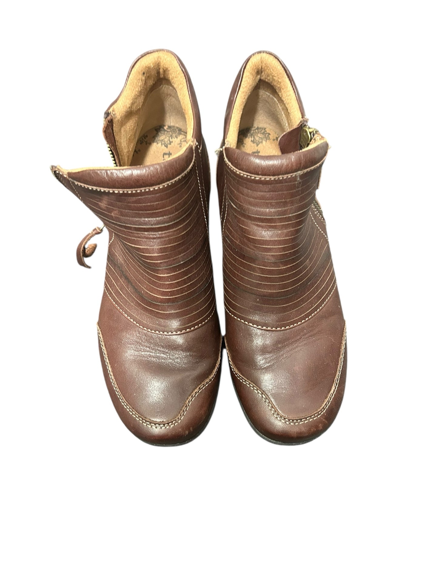 Taos Shoe Size 8 Brown Boots