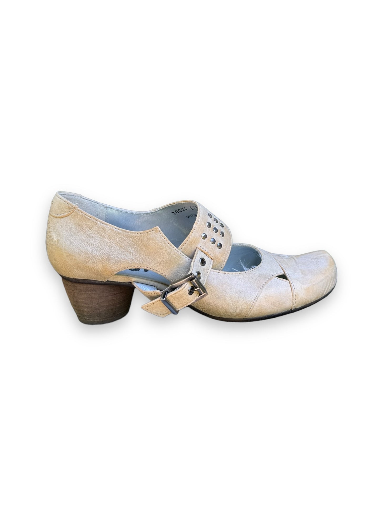 Fidji Shoe Size 9.5 Beige Shoes