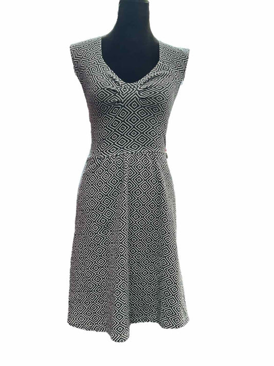 9-HI5 Size 6 Navy & White Dress