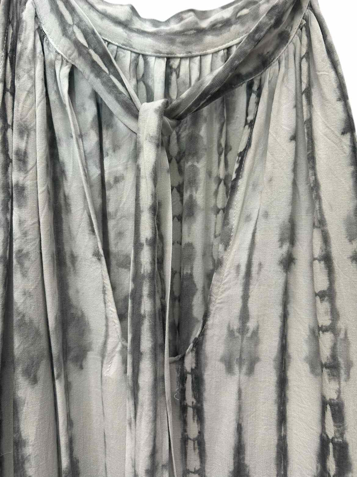 Bayu Semilir Size Sml/Med Gray & White Dress